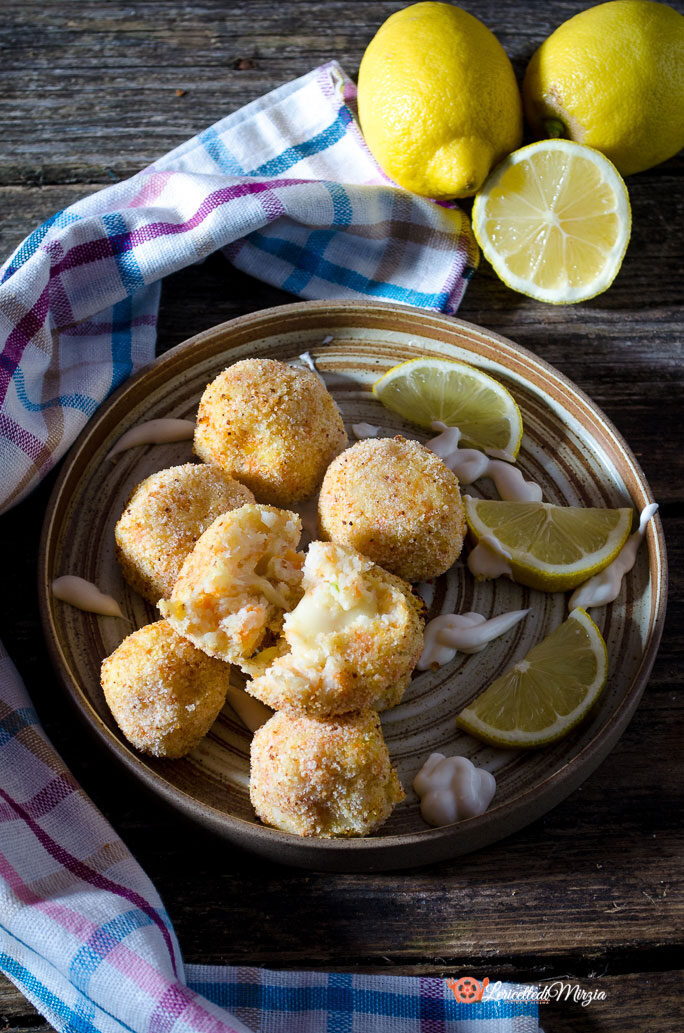 Polpette di cavolfiore con cuore filante nella friggitrice ad aria