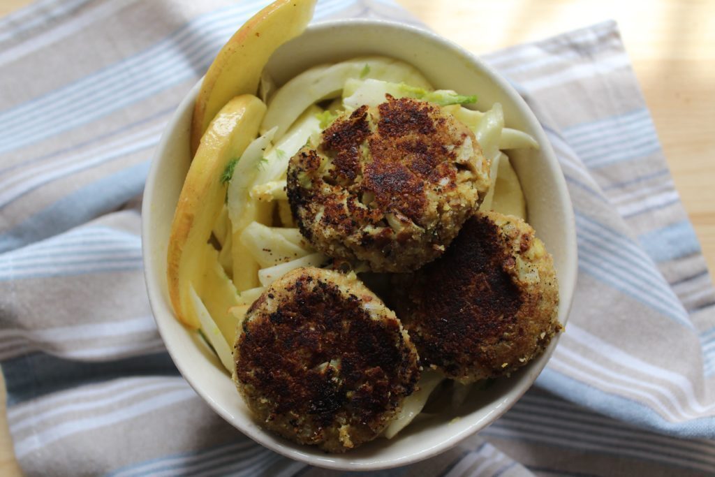 Polpette di cavolfiore in insalata di finocchi e mela