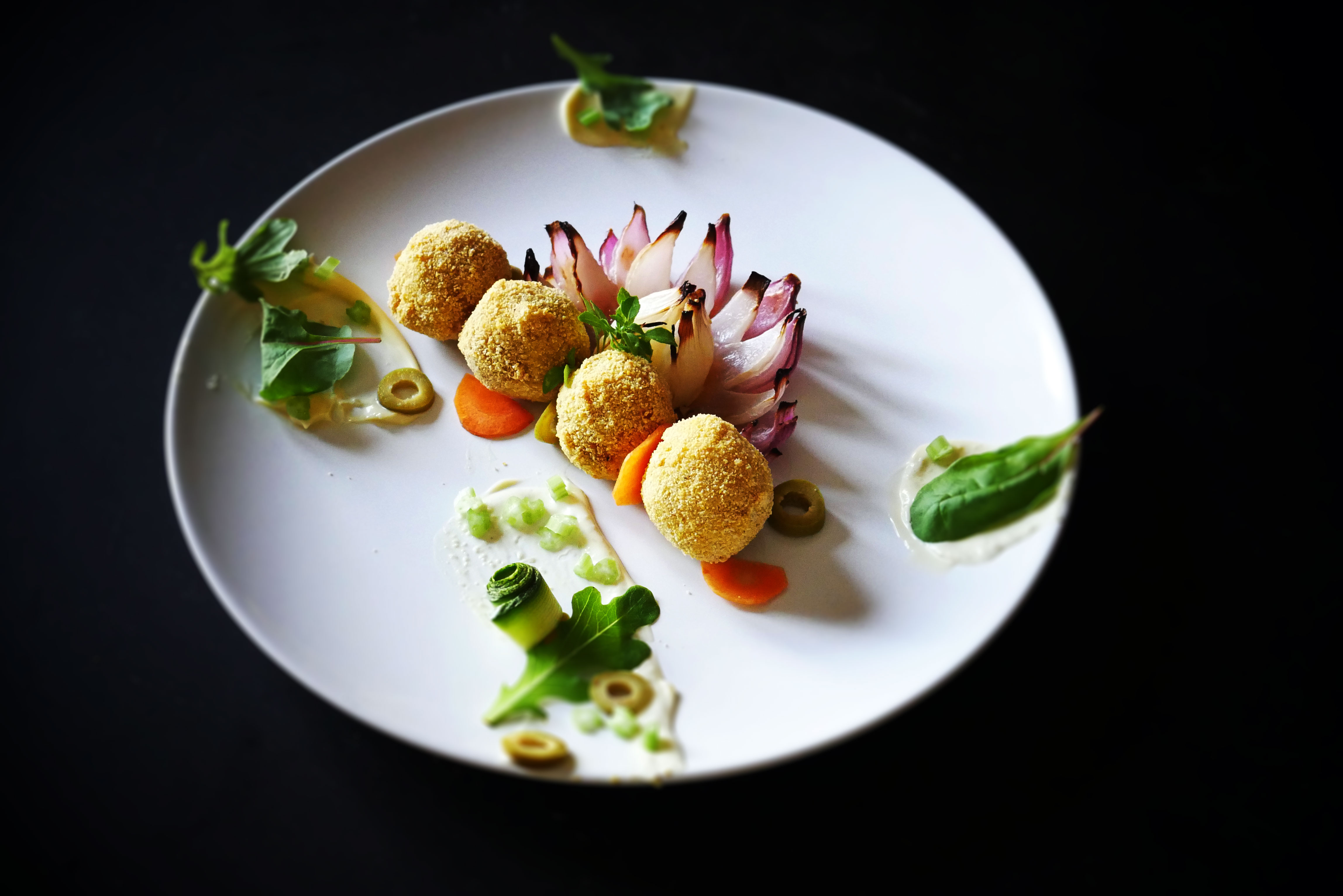 Polpette di ceci, carote e curry con “fiore” di cipolla rossa