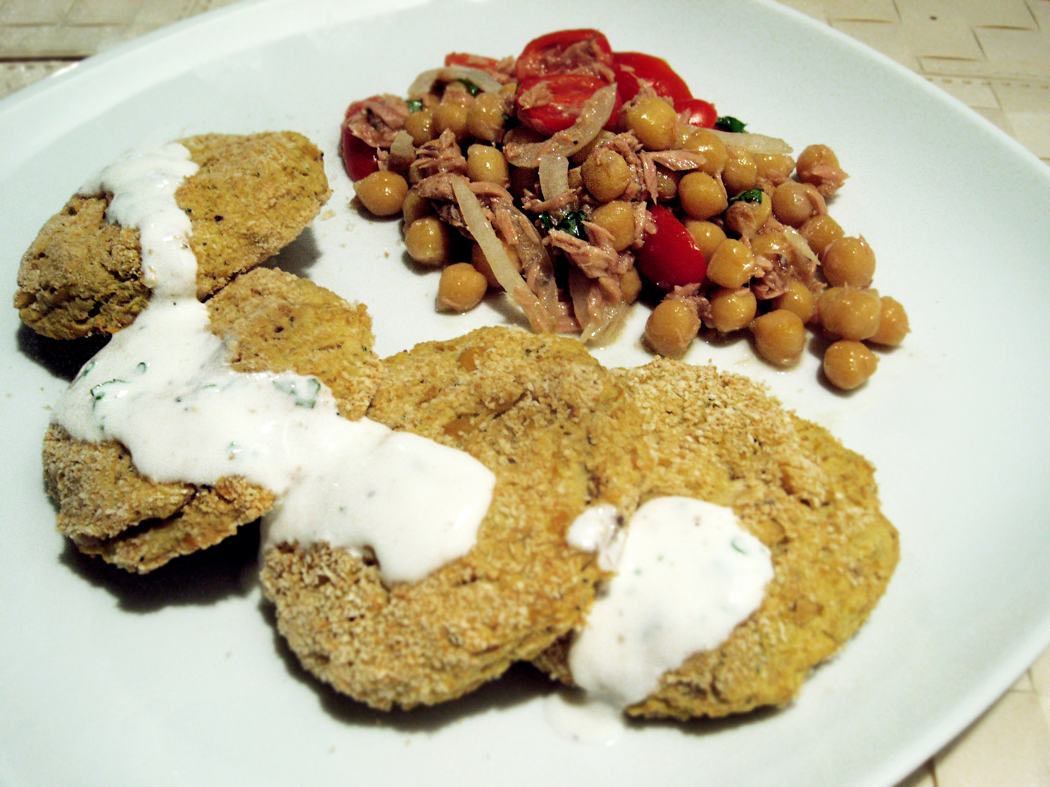 polpette di ceci e insalata di ceci, cipolla, tonno e pomodorini.