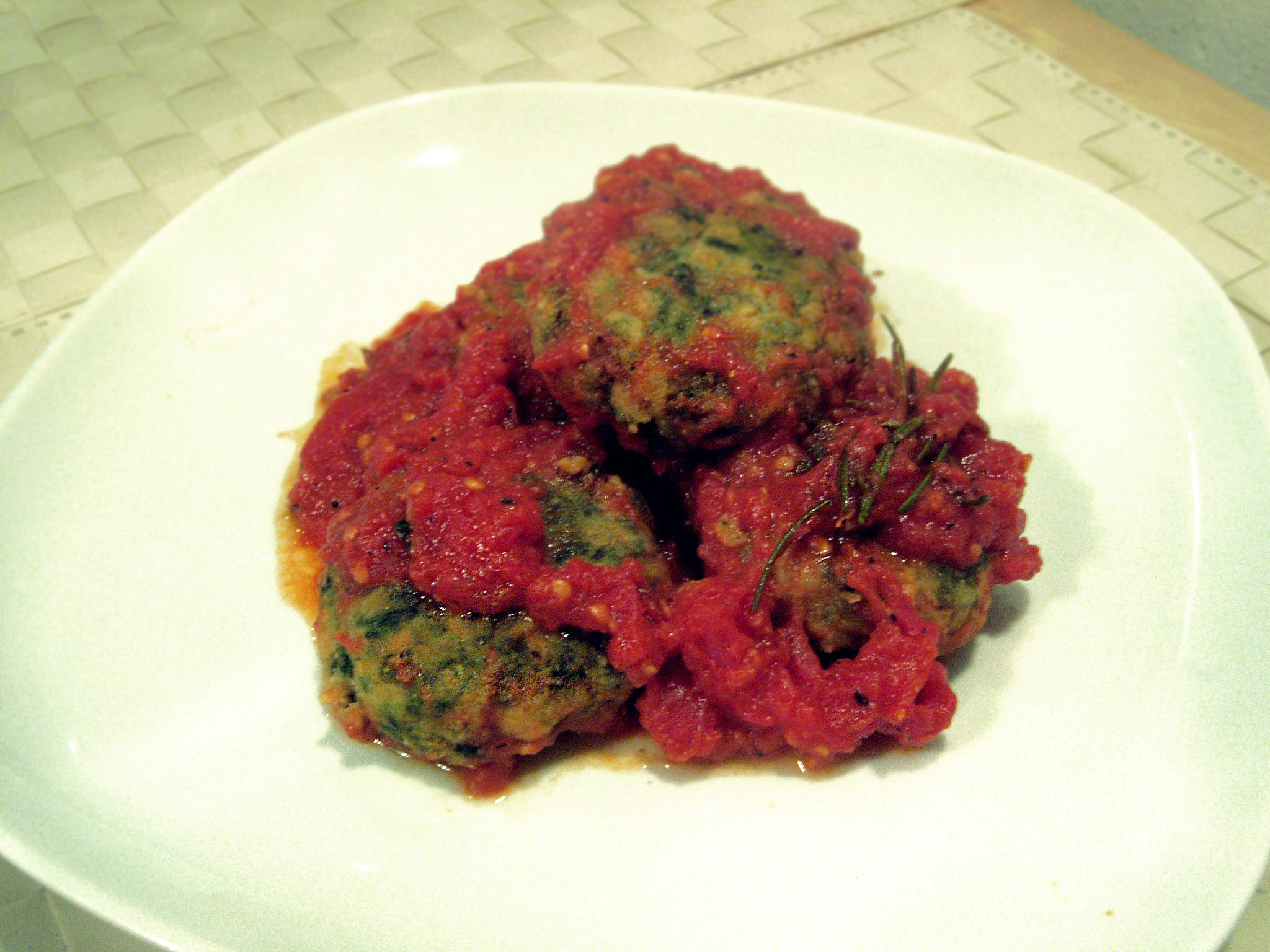 Polpette di ceci e spinaci con pelati. bella idea!