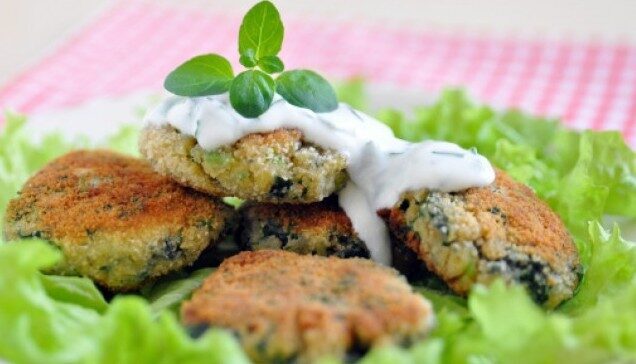 Polpette di ceci, patate e verdure al forno