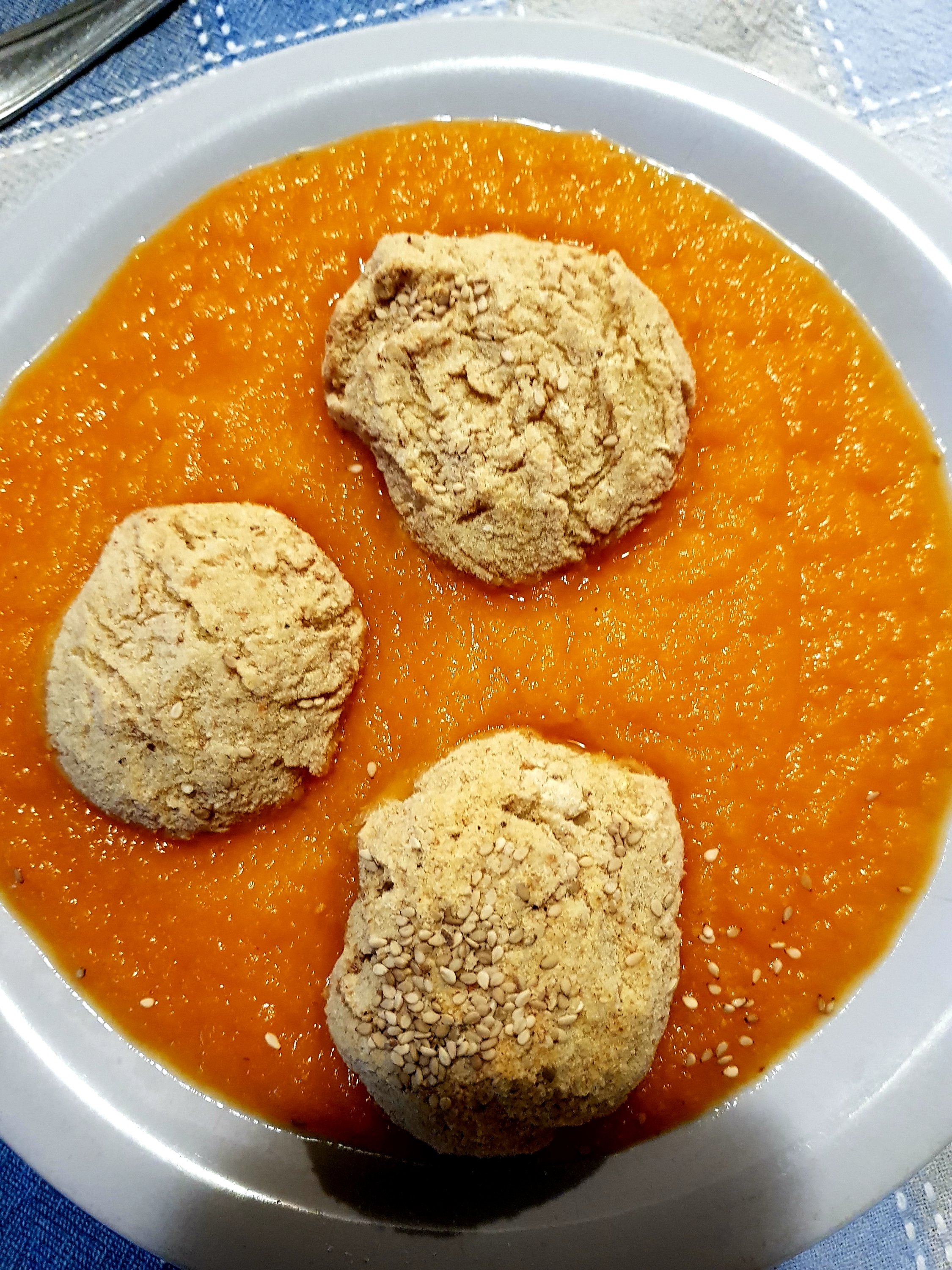 Polpette di ceci su crema di carote