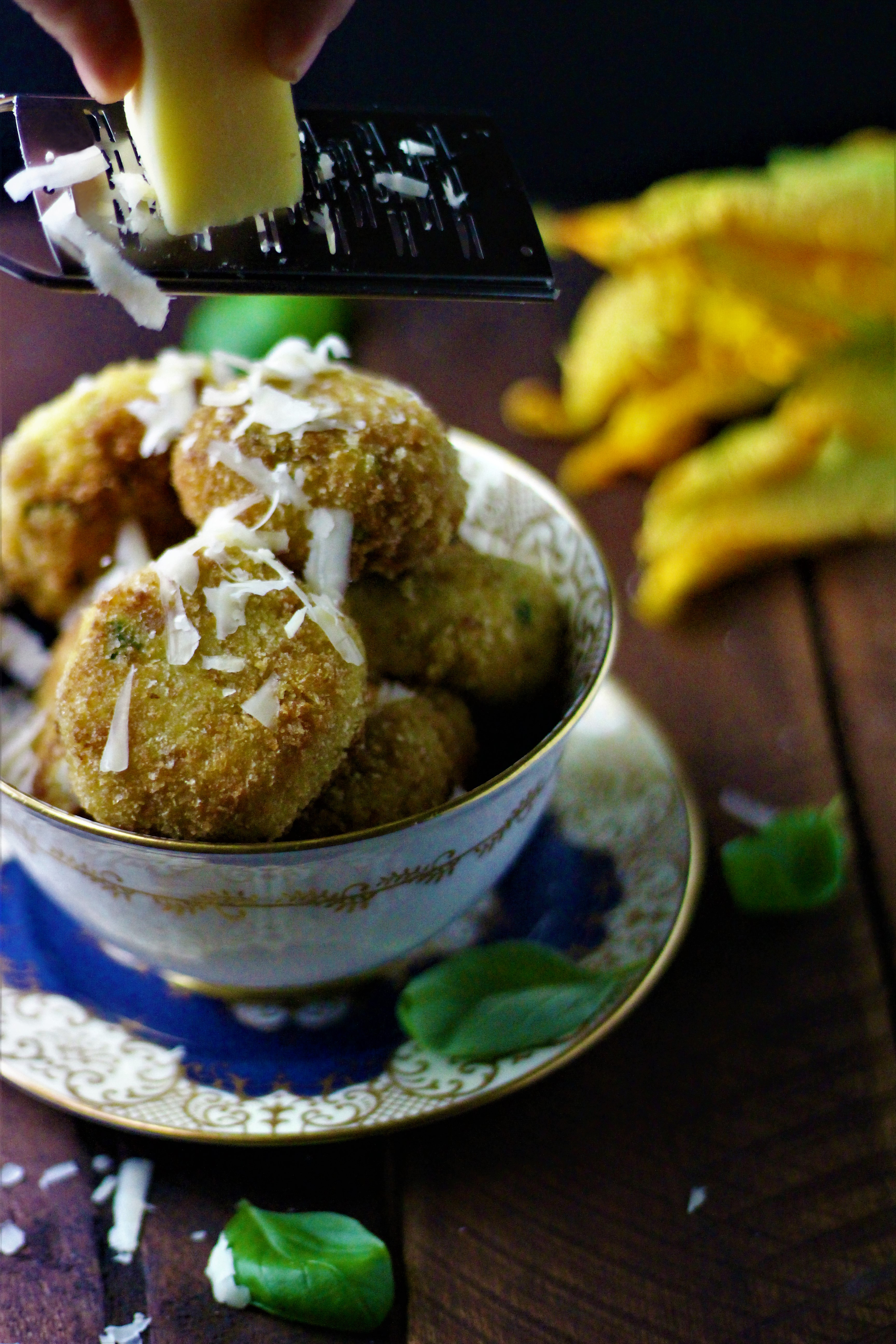 Polpette di pane e zucchine con gruyère dop