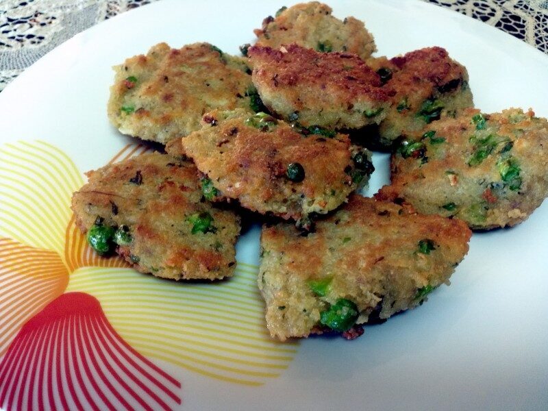 Polpette di pane fritto mollica fresca con prezzemolo, uova piselli.