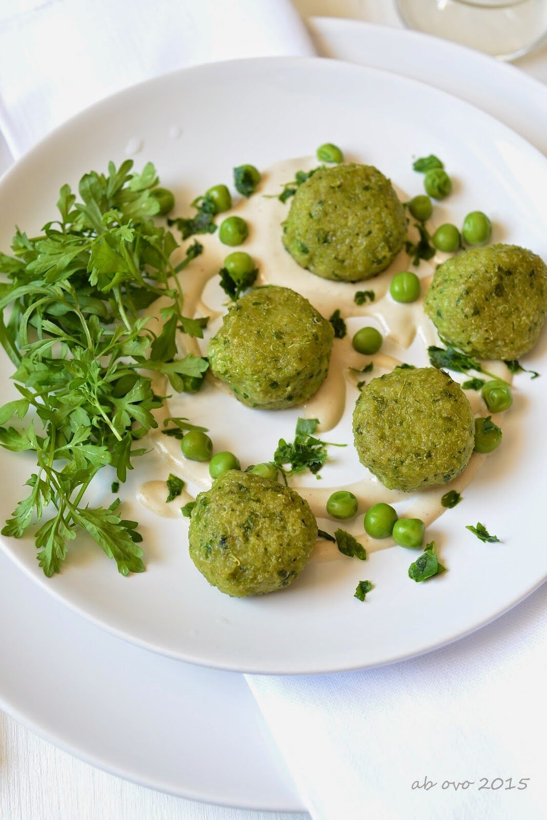 Polpette di piselli e quinoa con salsa tahini (veg & gluten free)