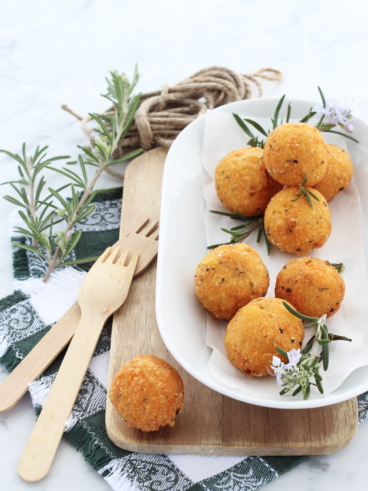 Polpette di polenta, olive e rosmarino
