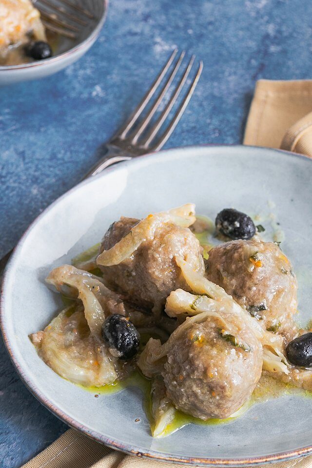 Polpette di pollo con finocchi e olive nere: facili e veloci!
