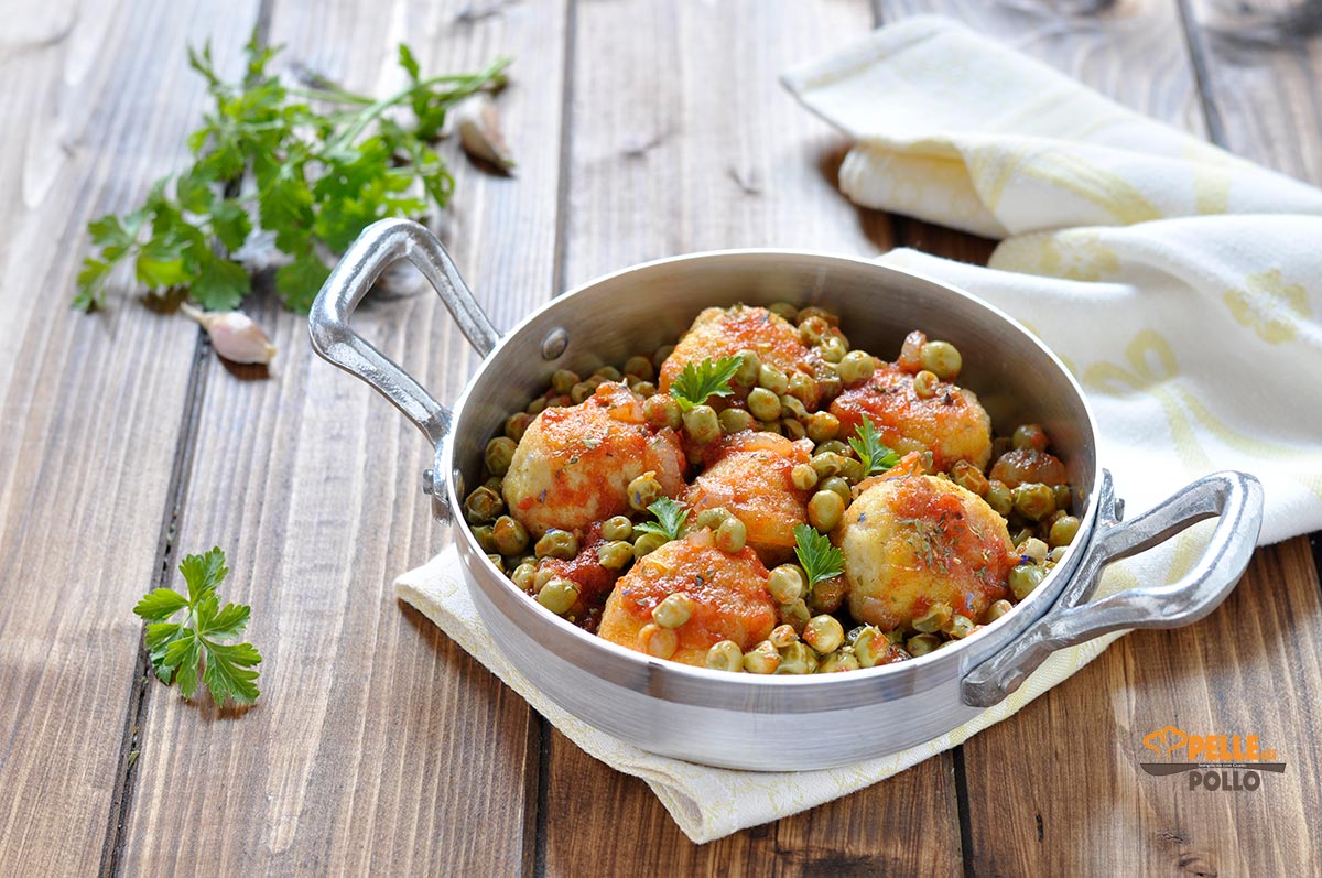 Polpette di pollo con piselli in umido