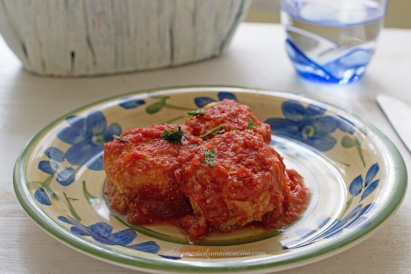 Polpette di ricotta con salsa di pomodoro