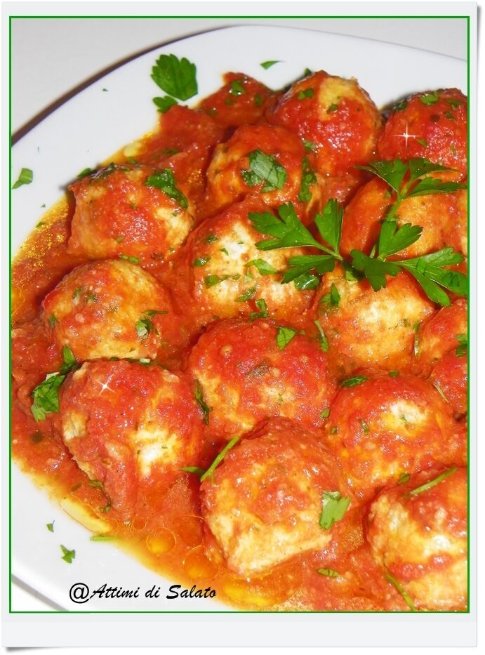 Polpette di ricotta con sugo al pomodoro