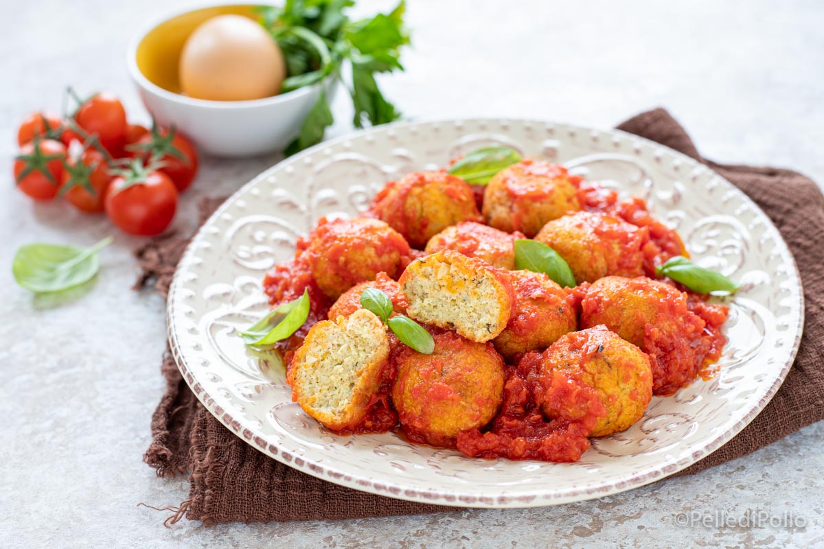 Polpette di ricotta con sugo di pomodoro