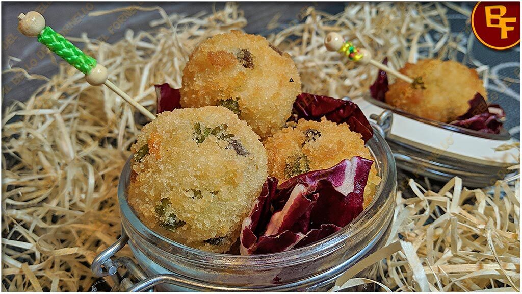 Polpette di riso con piselli e radicchio