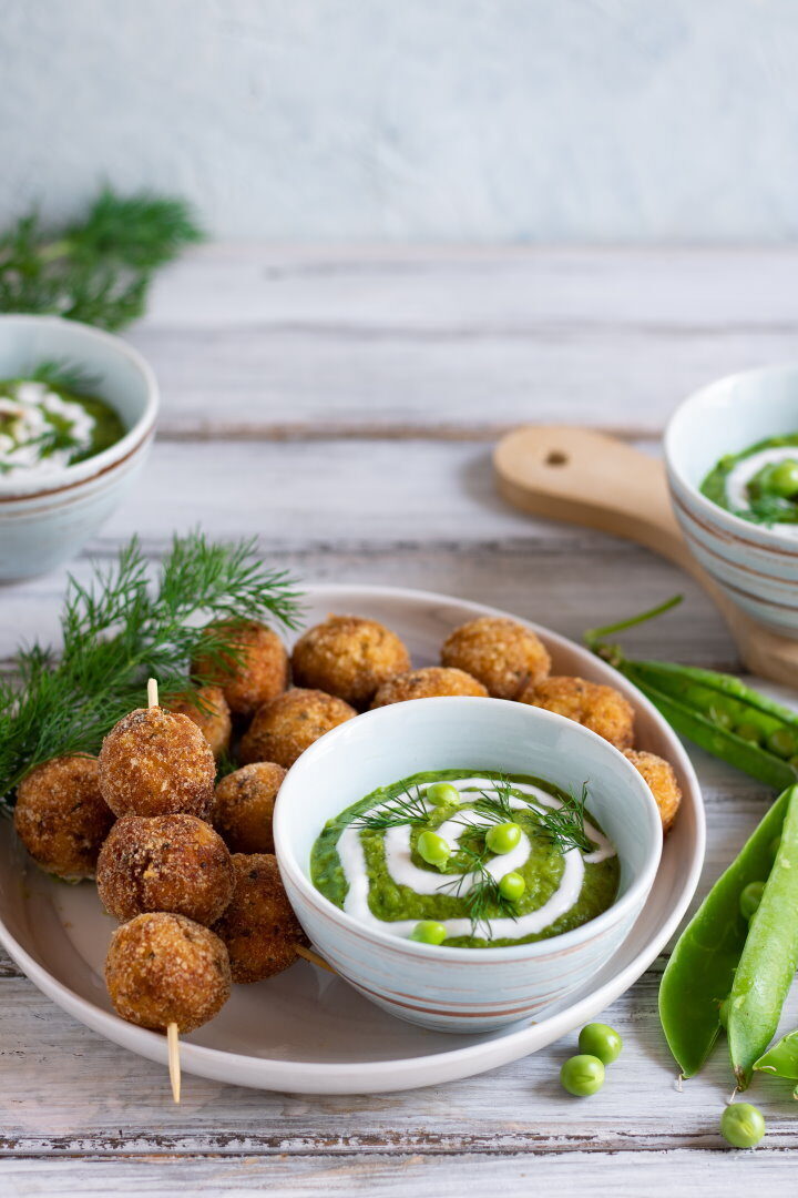 Polpette di salmone con crema di piselli e yogurt all’aneto