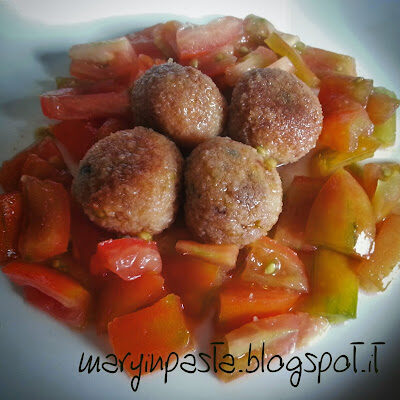 Polpette di tonno al profumo di pesto su letto di pomodorini