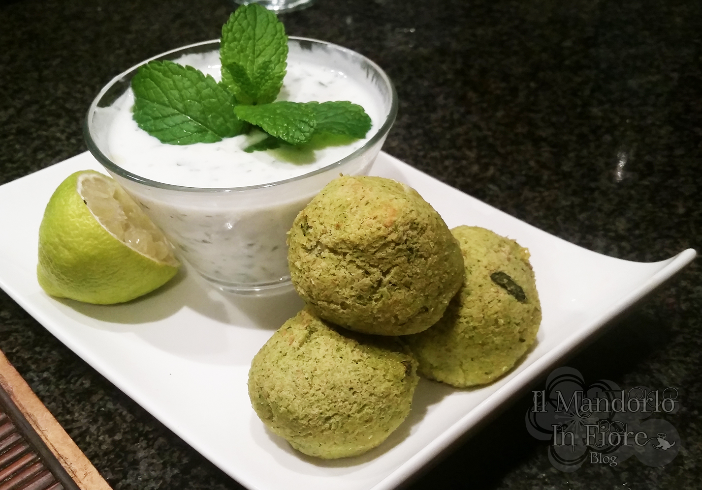 Polpette di zucchine con salsa allo yogurt e menta