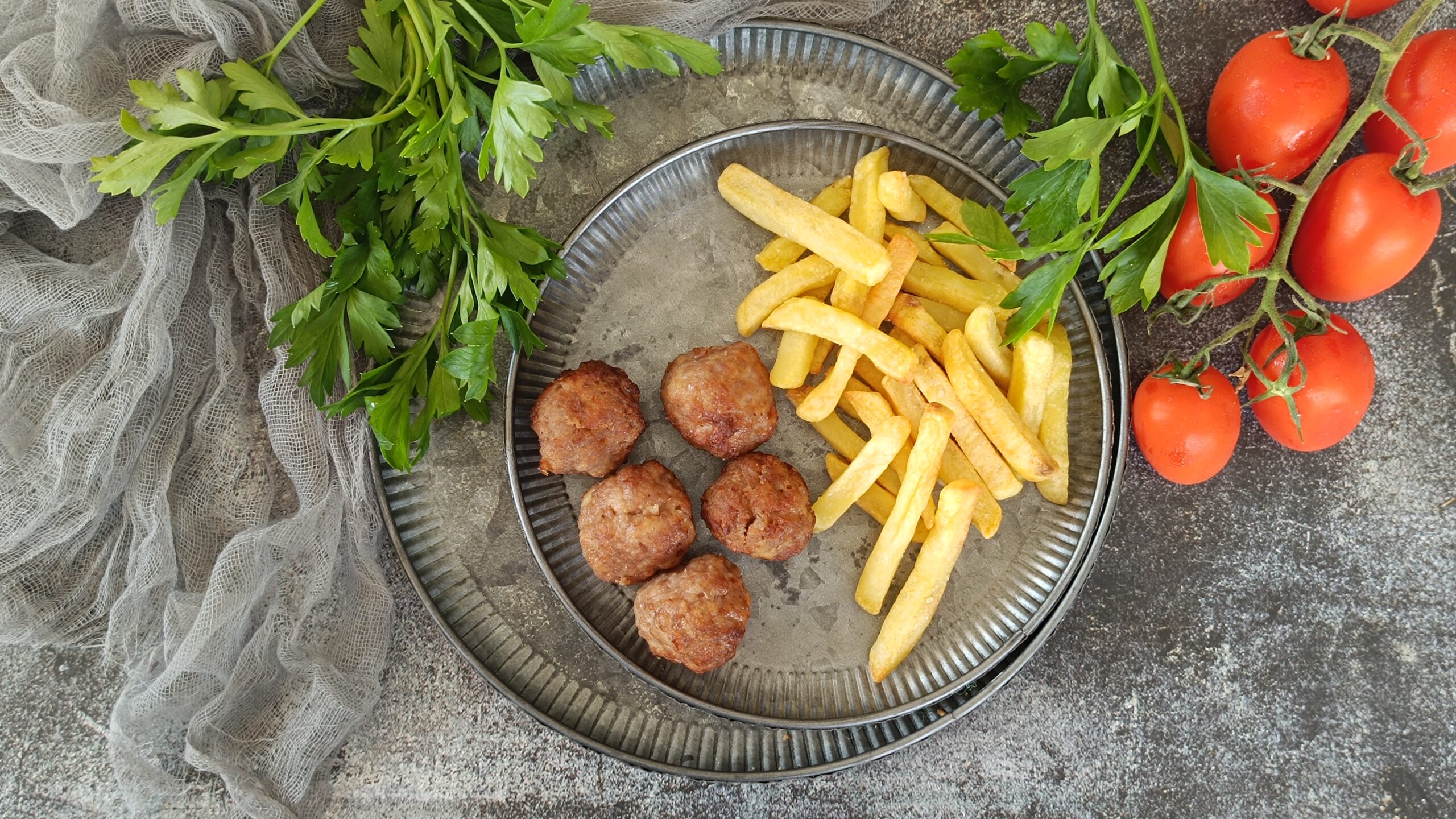 Polpette e patatine in friggitrice ad aria
