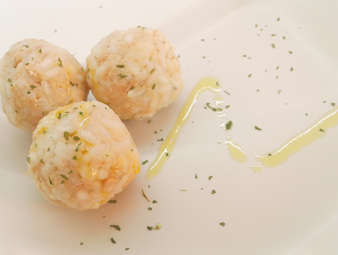 Polpette fredde di riso, tonno e limone