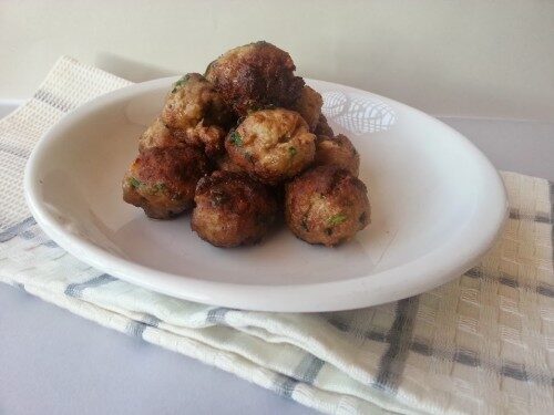 Polpette fritte di carne macinata piselli uovo aglio prezzemolo