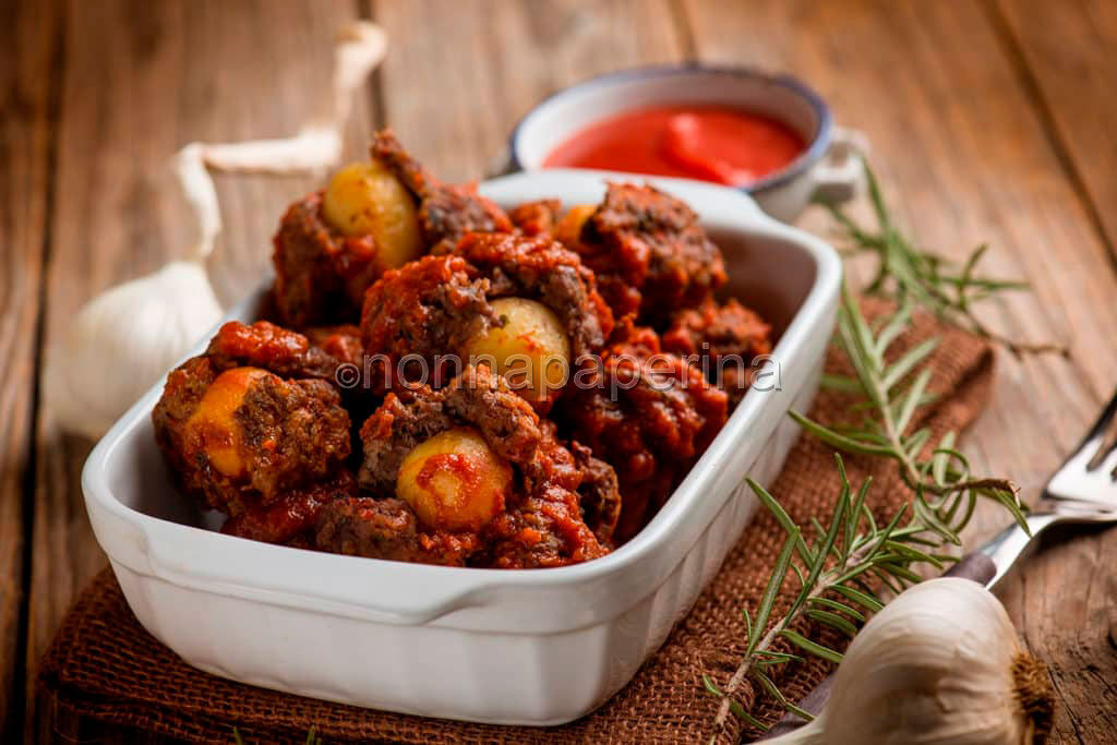 Polpette ripiene di patatine novelle . una piccola sorpresa