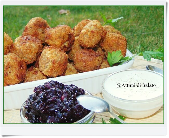 POLPETTE SVEDESI CON SALSA DI PANNA E MIRTILLI