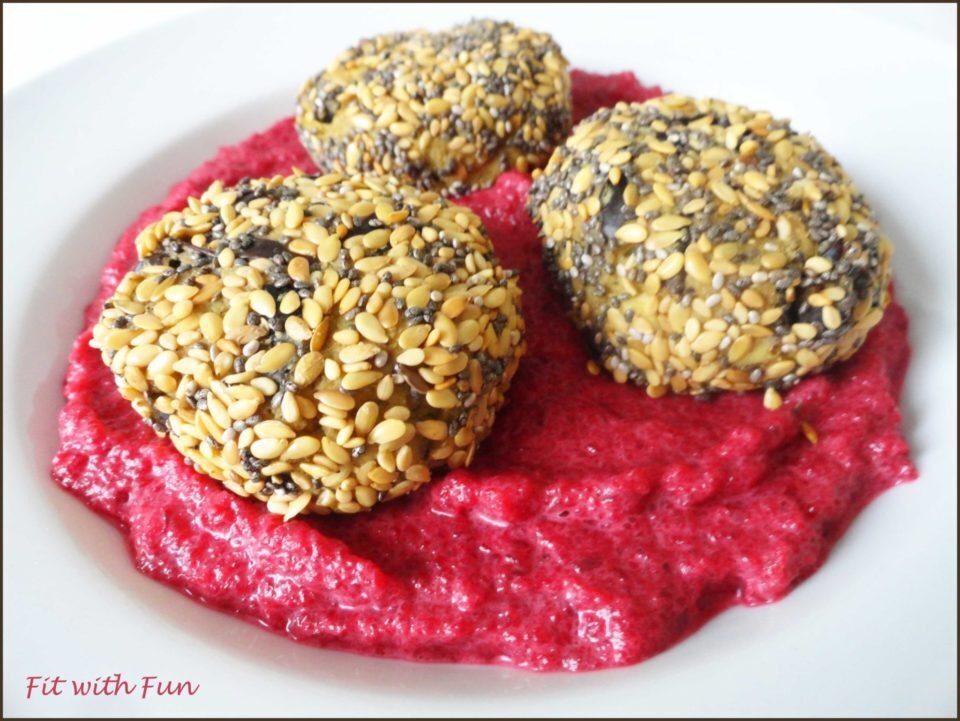Polpette tofu e melanzane con mix di semi e barbabietola rossa