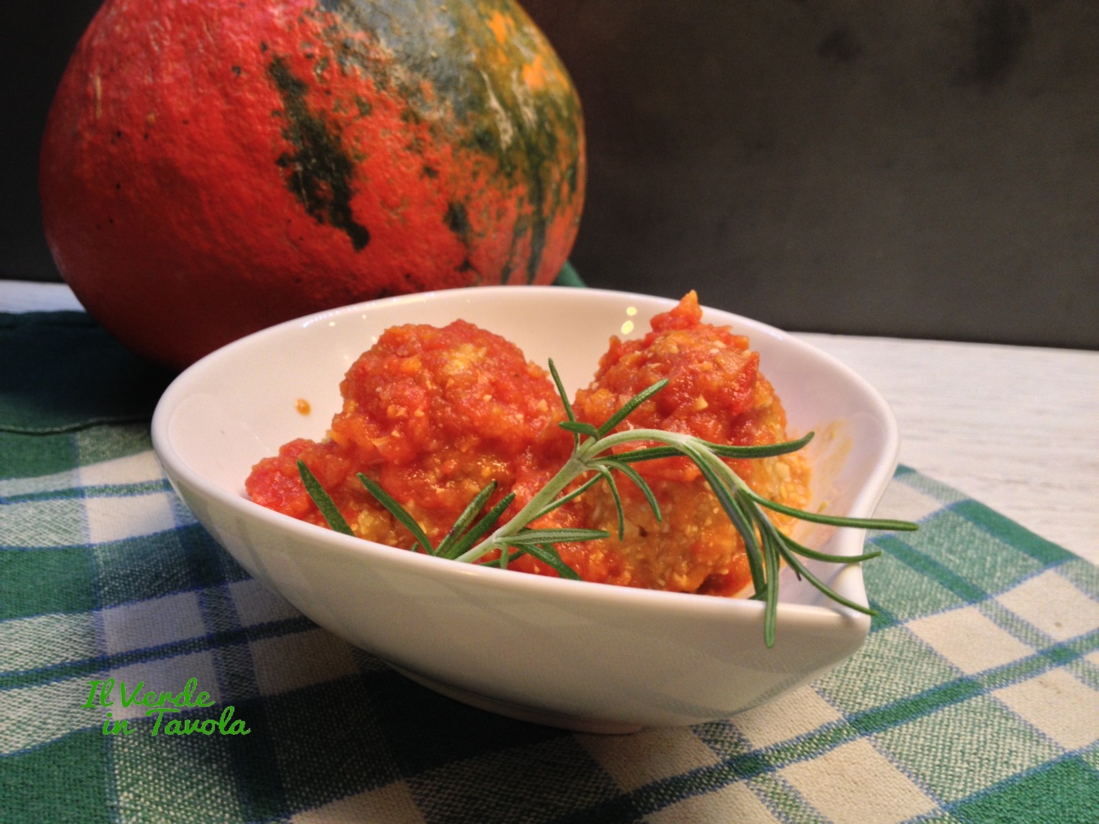 Polpette vegane di lupini, zucca e noci al sugo