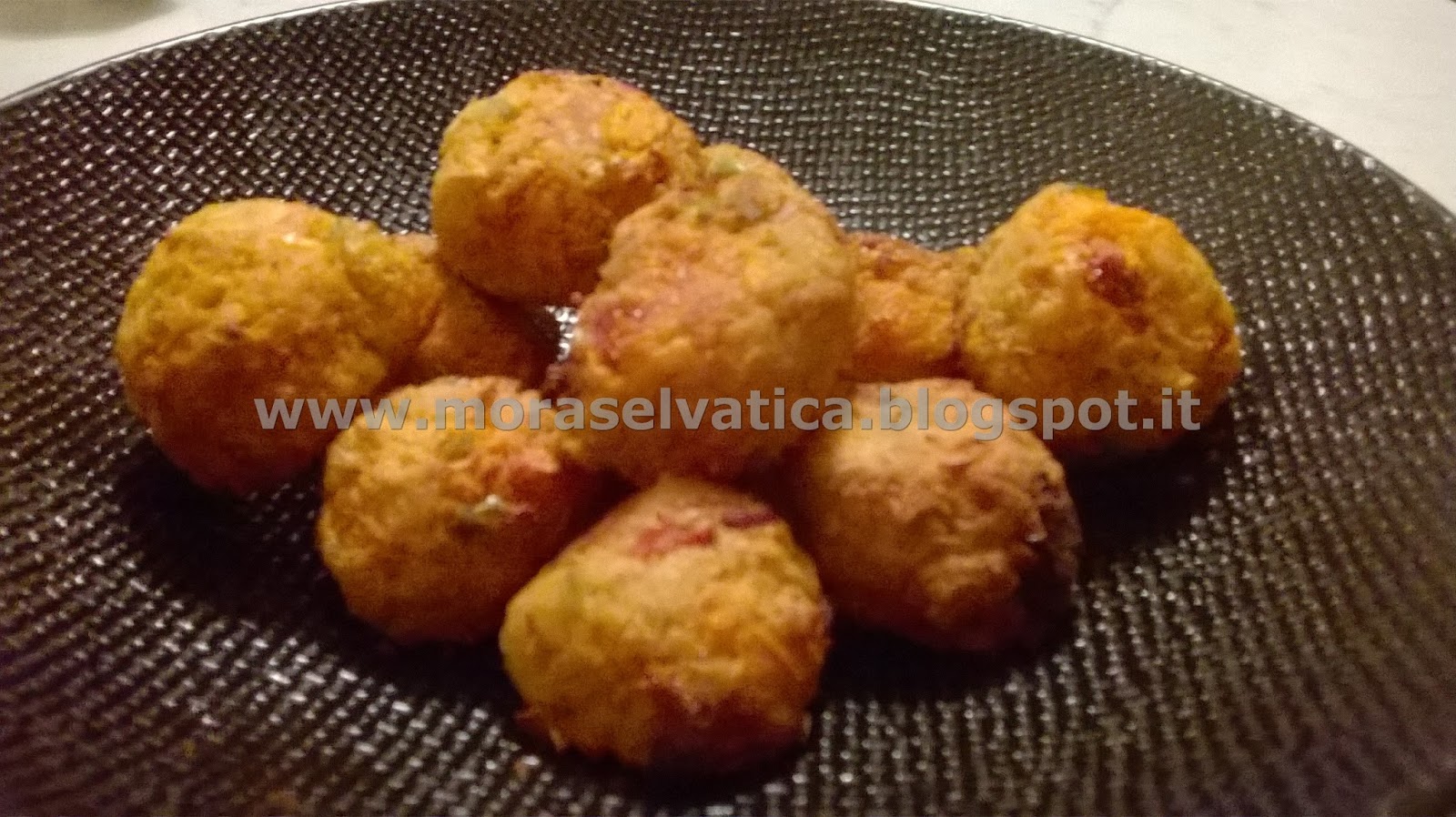 POLPETTINE DI FAGIOLI DI SOIA ALLA ZUCCA CON POMODORI SECCHI E OLIVE
