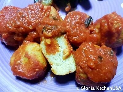 Polpettine di pane al sugo di pomodoro
