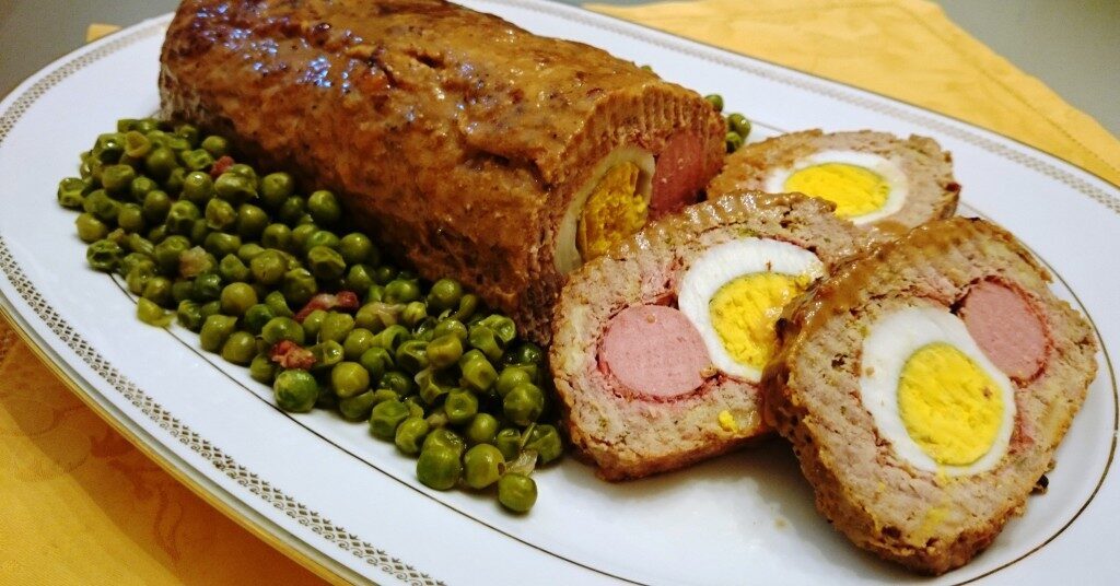 Polpettone con speck, wurstel e uova
