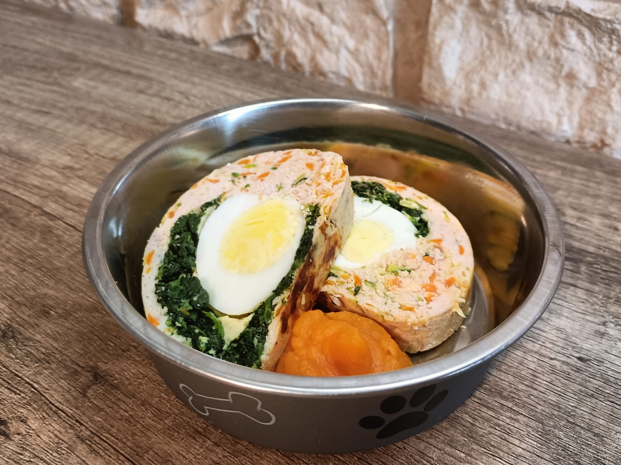 Polpettone di carne macinata al forno con ripieno di uova sode, verdure e patate (ricetta per cani)