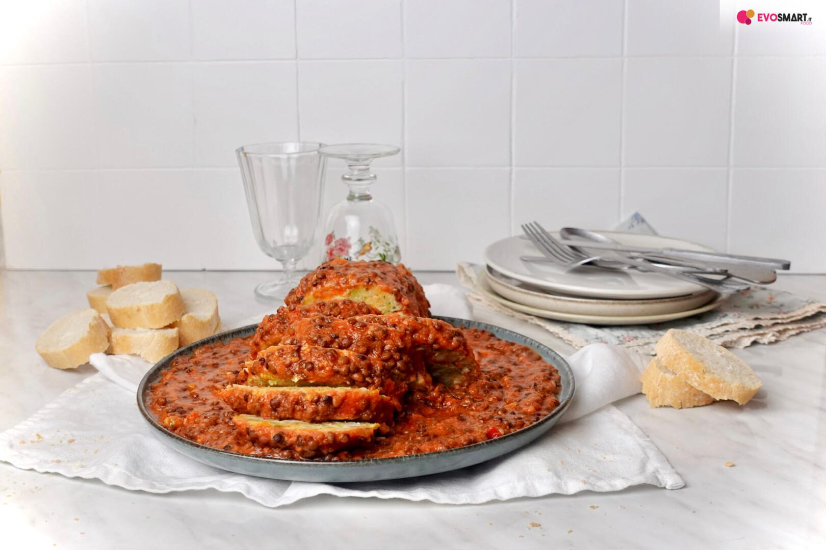 Polpettone di verdure e provola condito con sugo e lenticchie! 