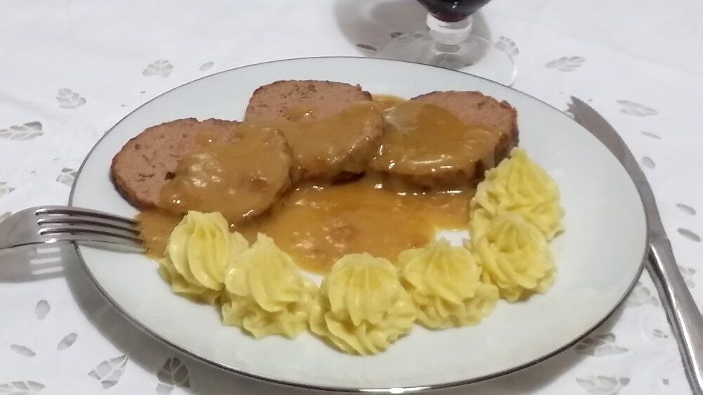 Polpettone in bianco con salsa