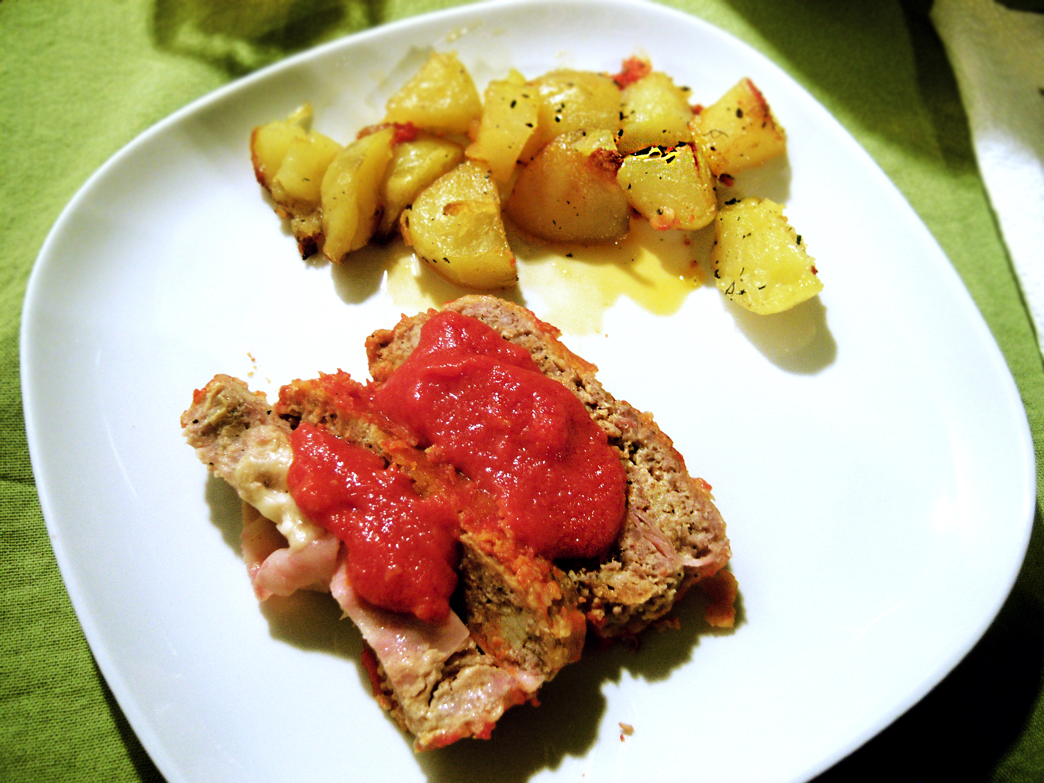 Polpettone ripieno con sugo al pomodoro