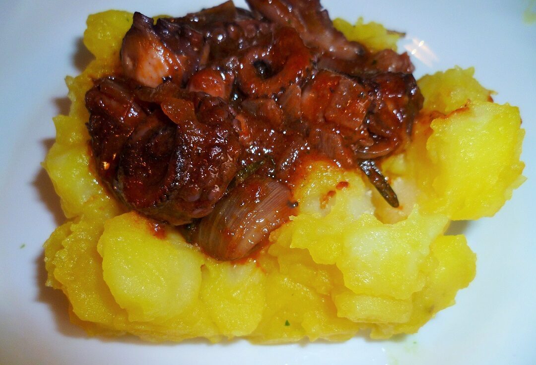 Polpo al sugo con patate allo zafferano