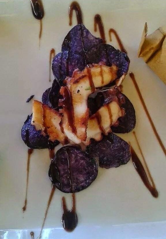 Polpo arrostito con chips di patate viola
