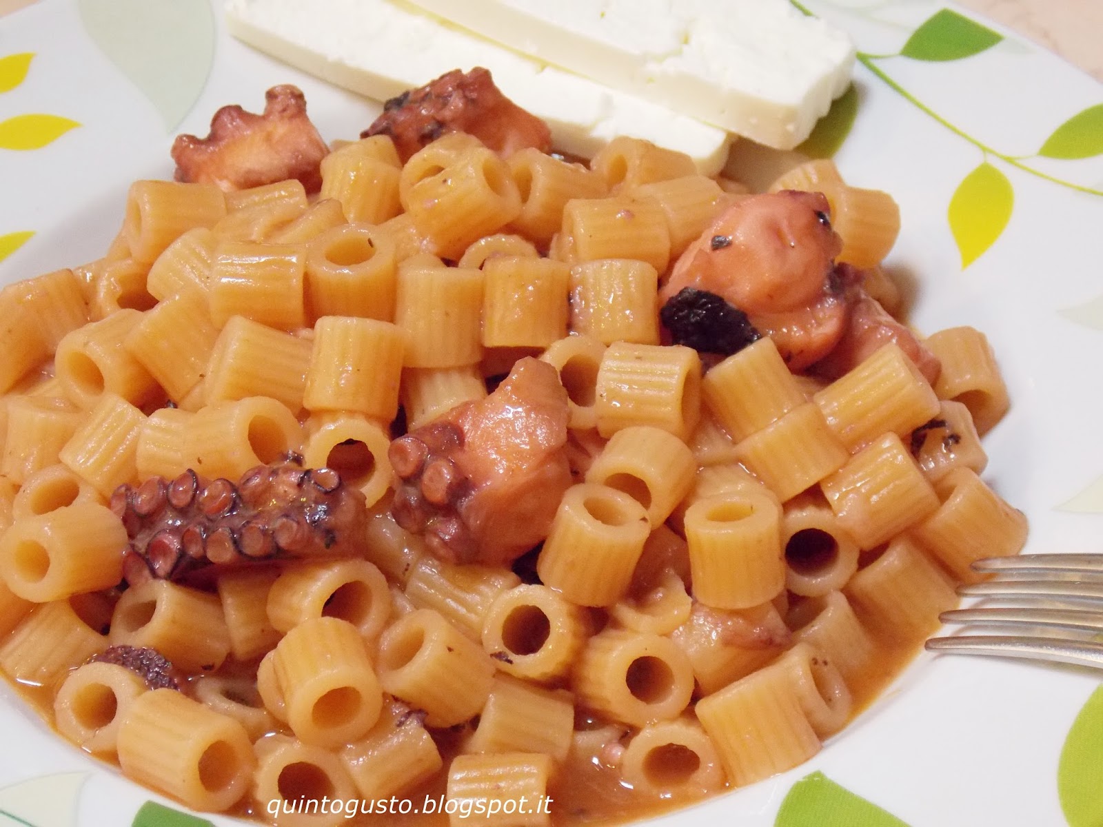 Polpo con pasta corta