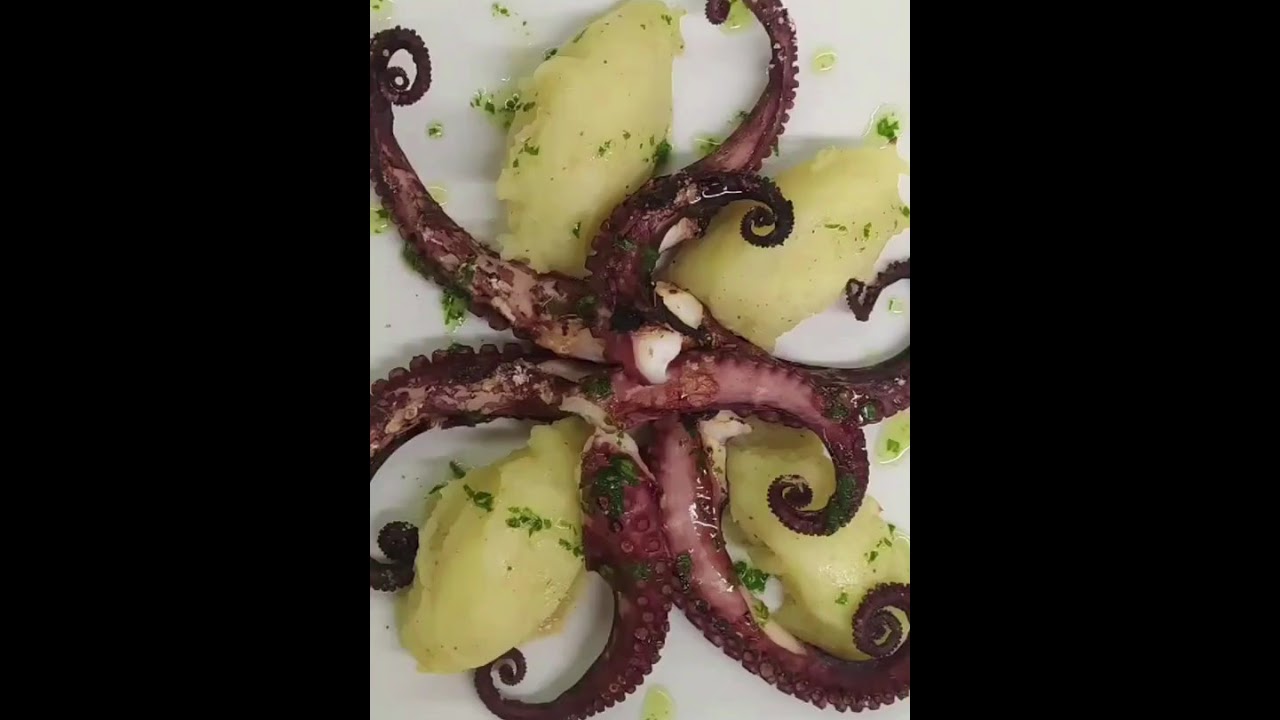 Polpo croccante con quenelle di patate