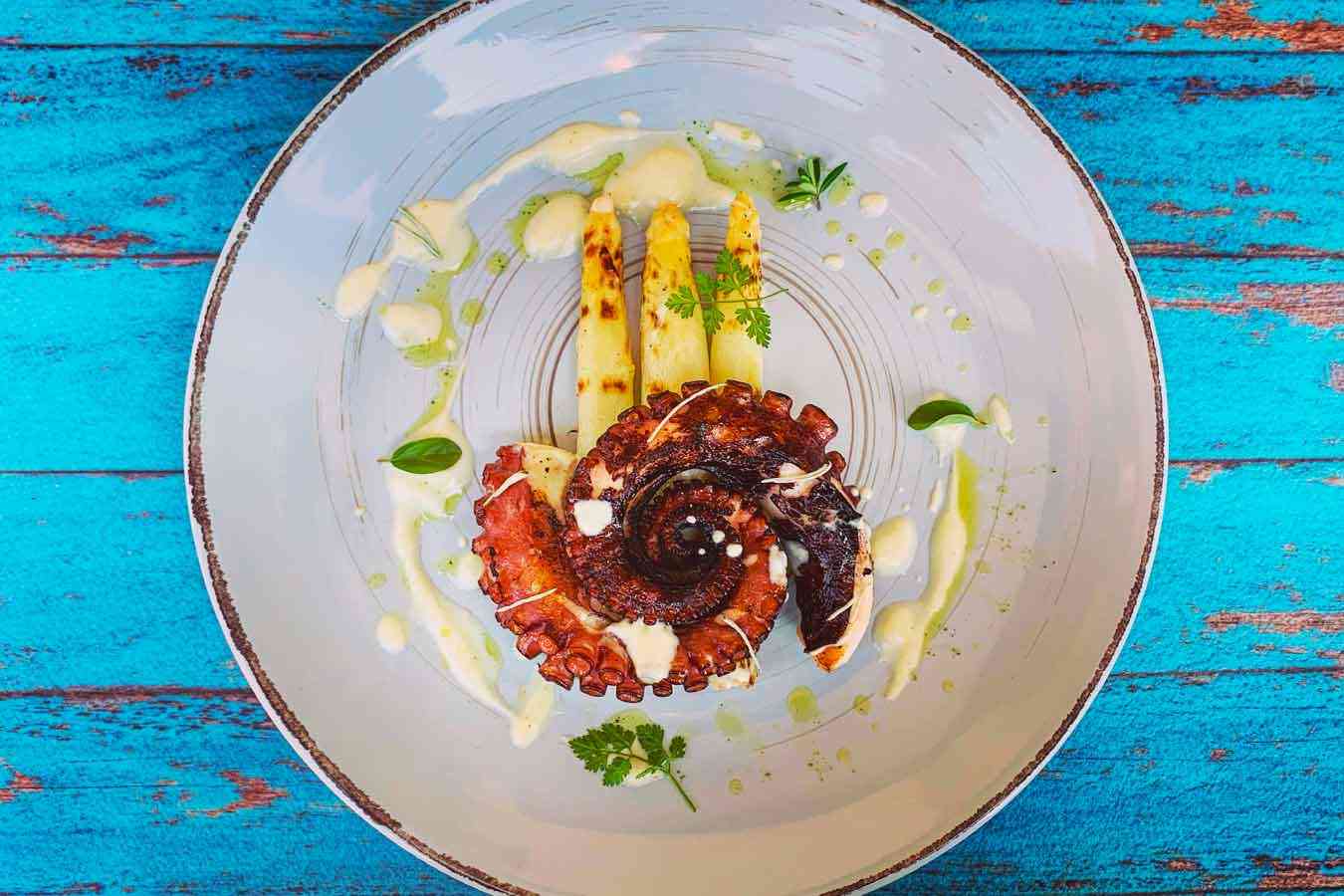 Polpo grigliato, asparagi bianchi igp e salsa yogurt e curry