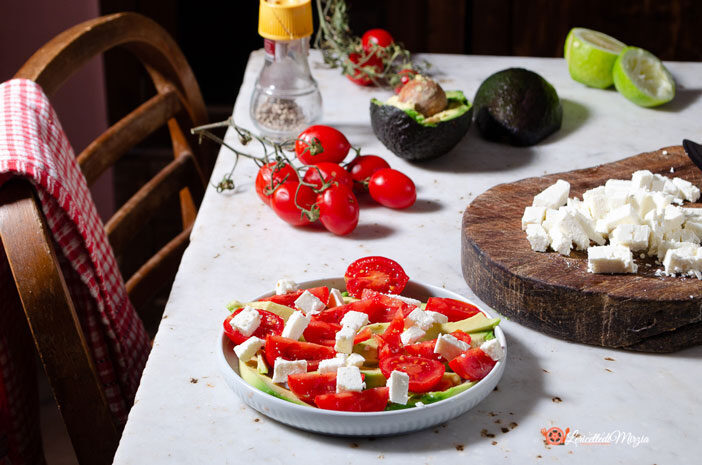 Pomodori con avocado e feta