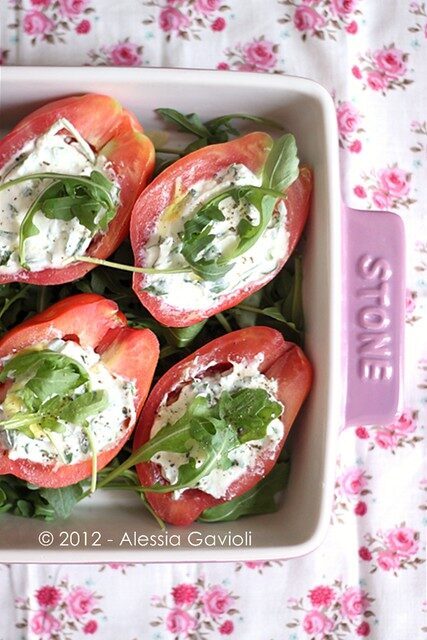 Pomodori freddi con crescenza, rucola e erba cipollina
