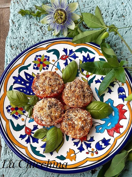Pomodori gratinati con  olive e capperi