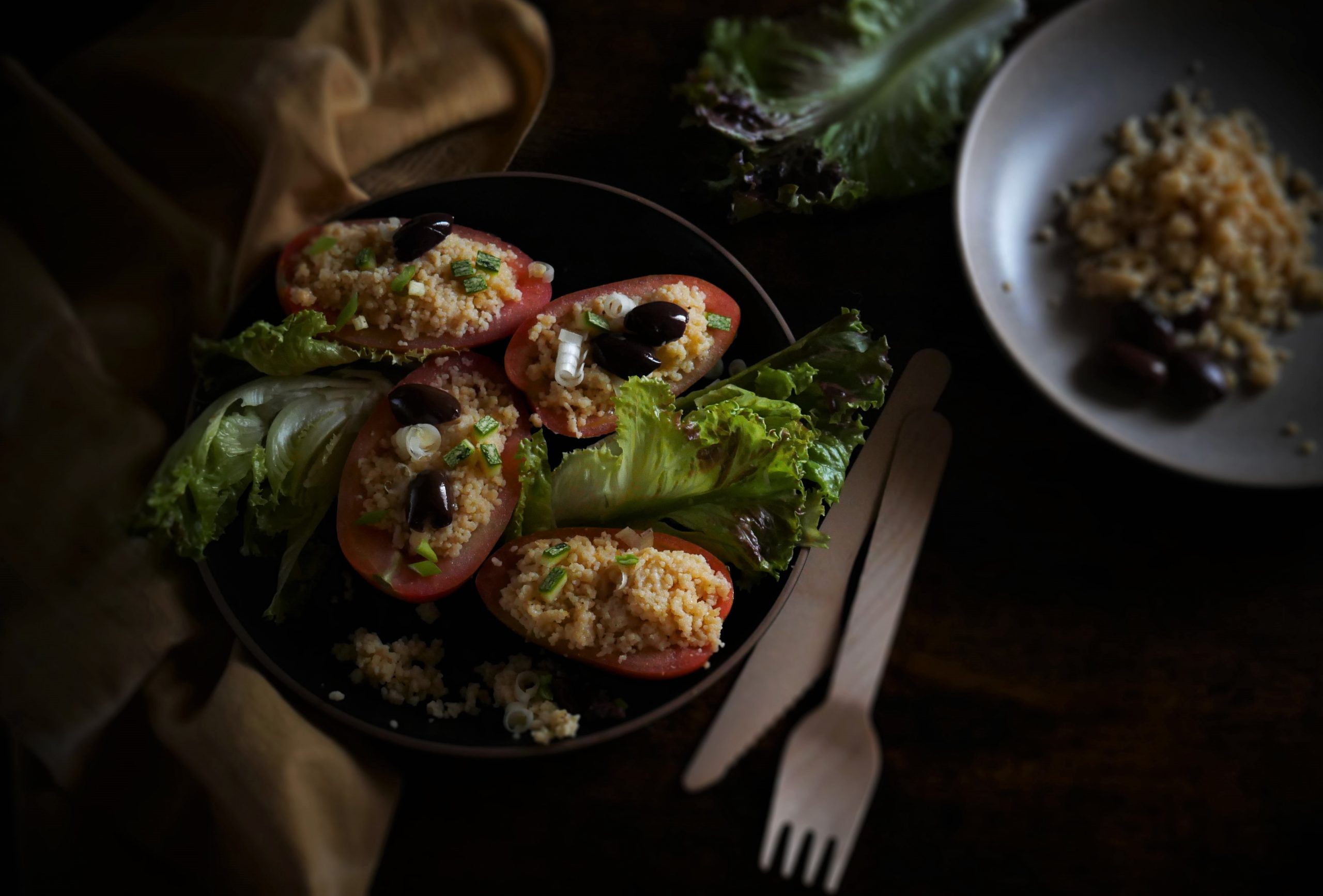 Pomodori ripieni con Cous cous di Ceci e Lenticchie Rosse, Olive Taggiasche e Cipollotto