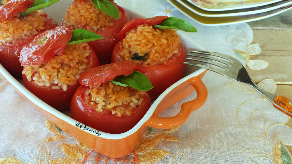 Pomodori ripieni con riso, tonno e basilico – cotti al forno
