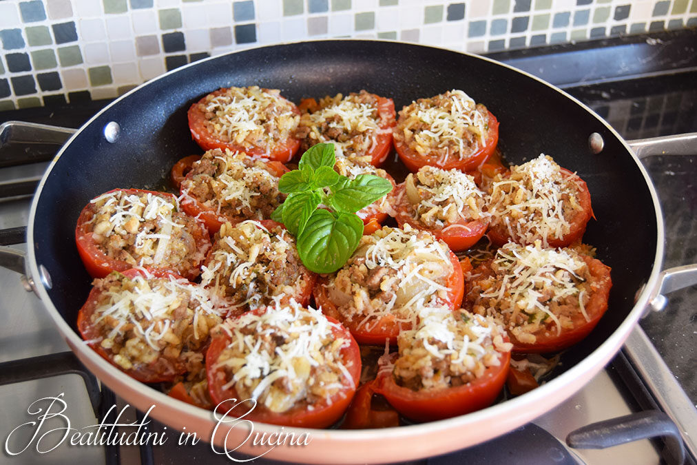 Pomodori ripieni di carne macinata e riso alla greca