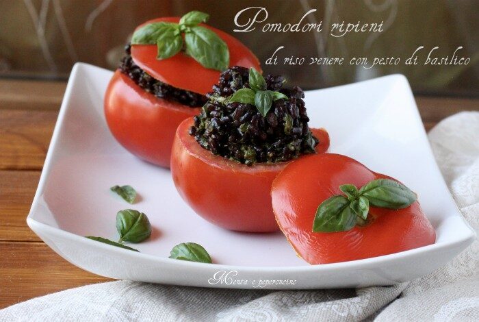 Pomodori ripieni di riso venere con pesto di basilico