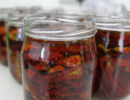 Pomodori secchi, condite con aromi e aceto