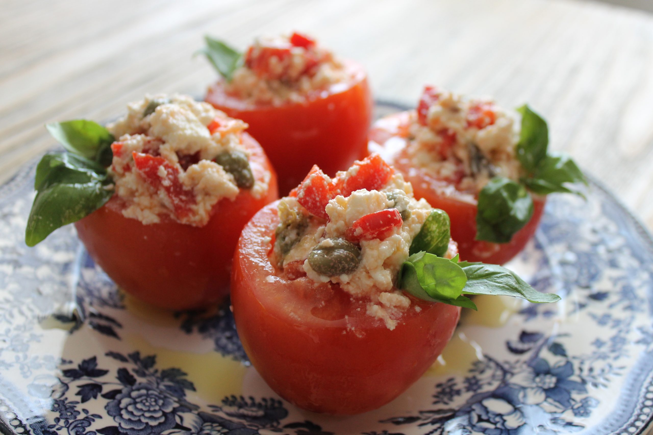 Pomodori tondi freschi ripieni
