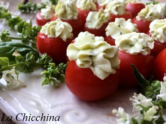 Pomodorini con mousse di formaggio al basilico