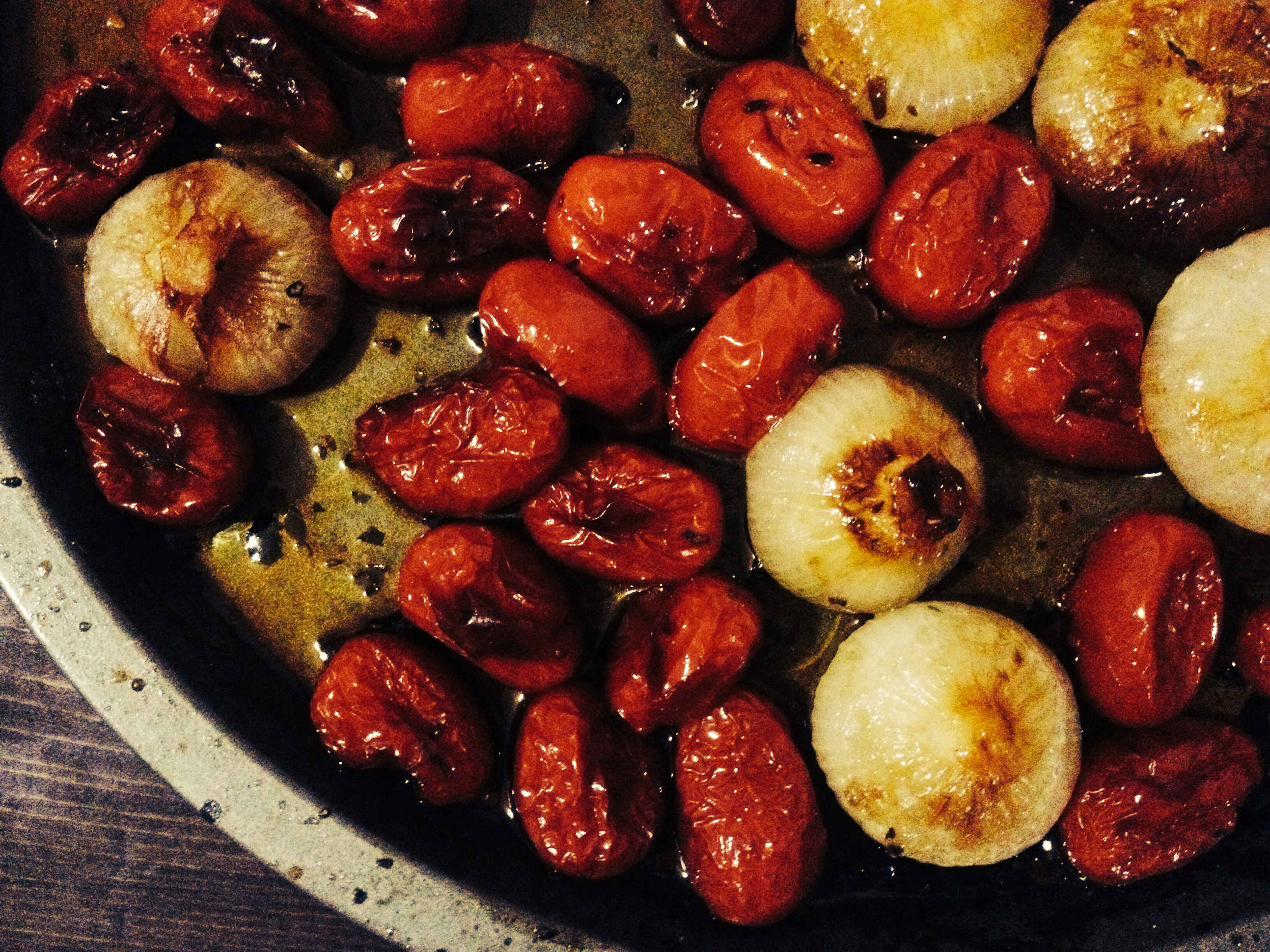 Pomodorini e cipolline caramellate al forno